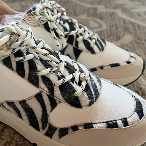 NEW! Oasis Society Zebra Sneakers New Size 8 - Picture 2 of 6